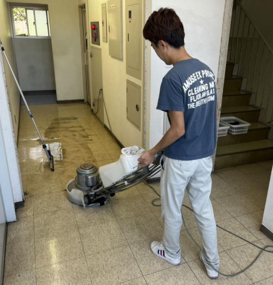 ガラス清掃・設備メンテナンスの作業様子